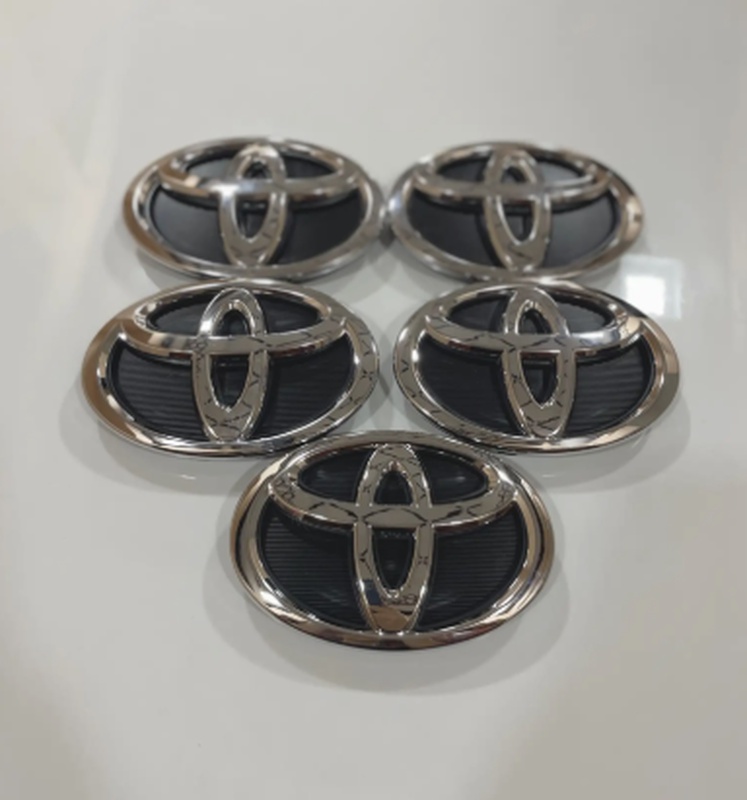 Знак от Toyota Camry 55